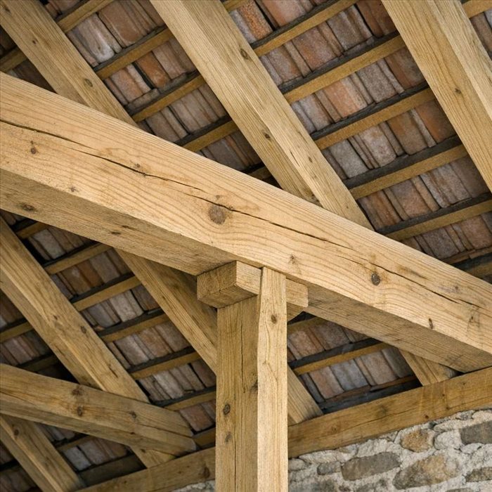 Panne intermédiaire en charpente bois : rôle et fonctionnement