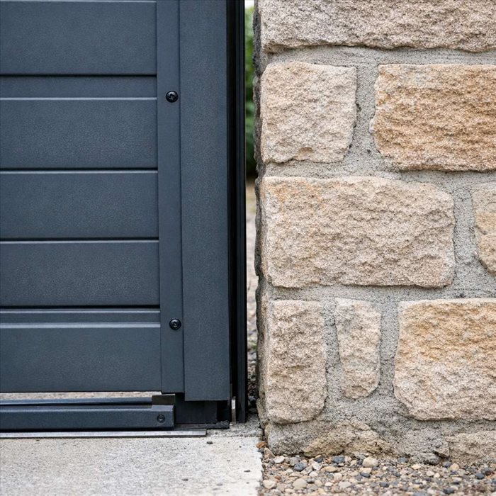 Comment combler un jour entre portail et pilier ? | Guide