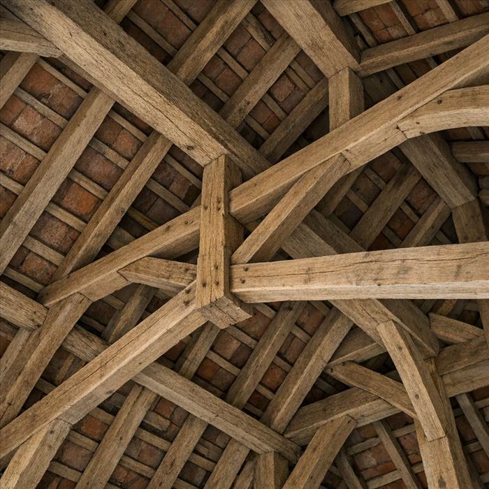 Qu'est-ce qu'une lierne dans une charpente complexe ?