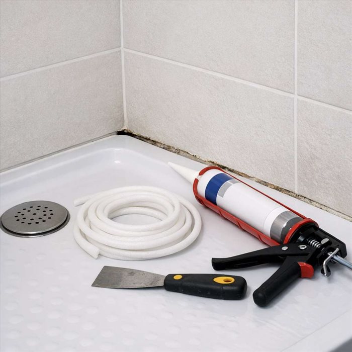 Combler l’espace entre receveur de douche et mur : solutions
